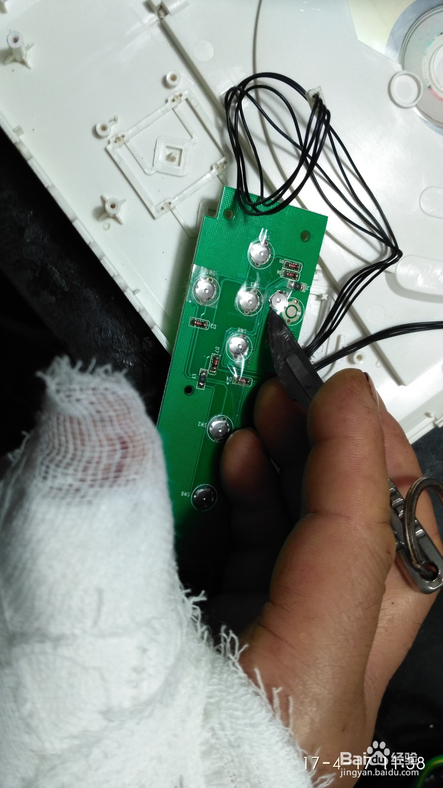 移动DVD机充不进电不开机音量失控故障维修经验