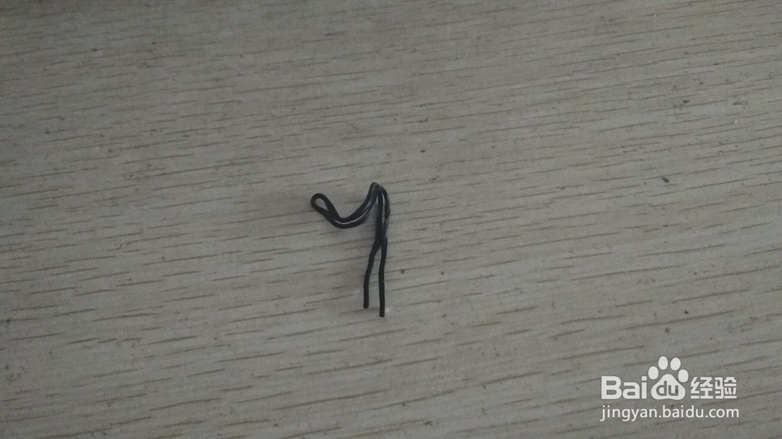 如何对折使得数据线绑绳成为简易的中性笔的支架