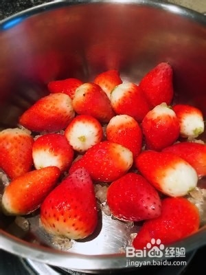 食补佳品冰糖草莓的做法
