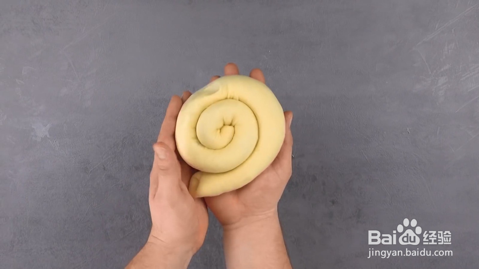 如何制作超大型奶油肉桂卷蛋糕？