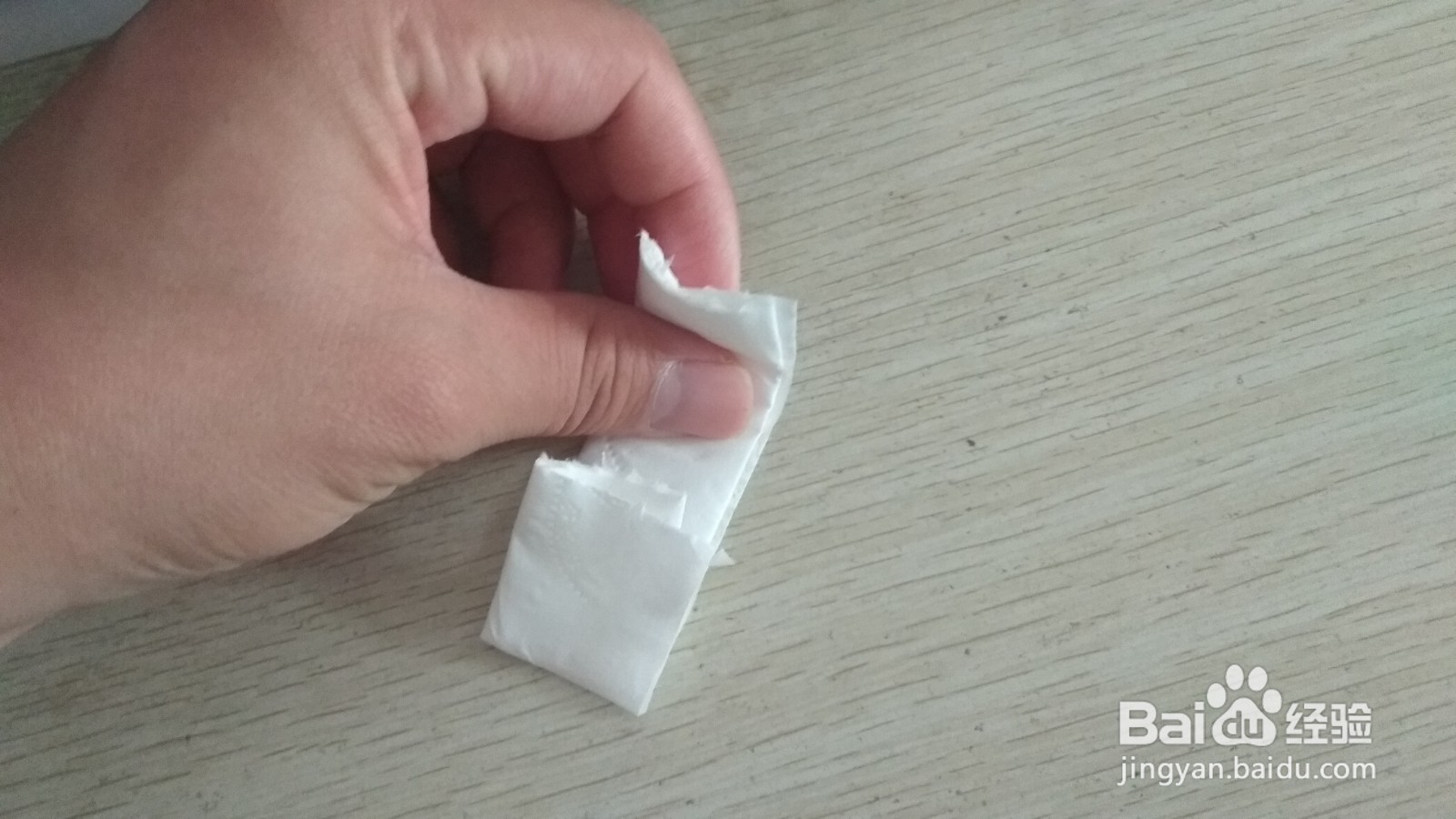 如何用一张长方形手纸做简易的中性笔的支架