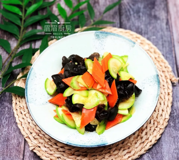 胡萝卜木耳炒西葫芦