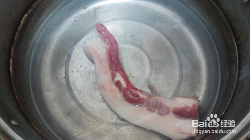 回锅肉片煸豆角的做法。