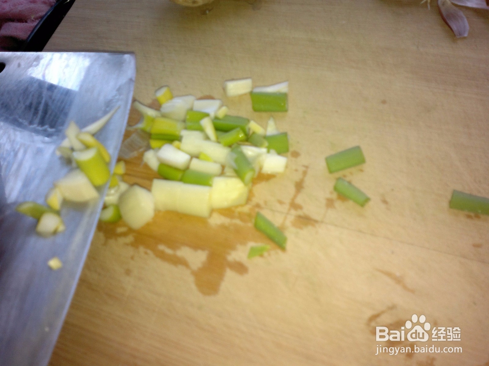 赤酱油亮的红烧鸡翅中的做法