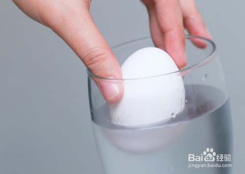 如何辨别冰箱里的鸡蛋是否坏了