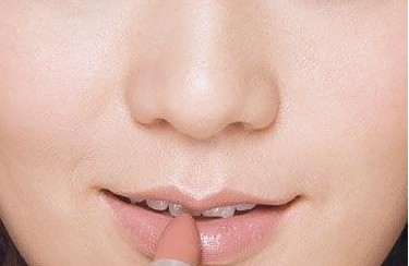 学习让嘴唇变薄唇妆的画法