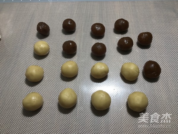 莲蓉蛋黄广式月饼