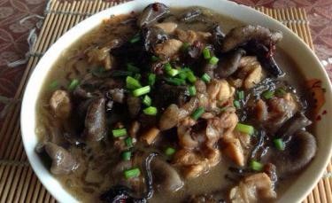 松蛾炖鸡的做法