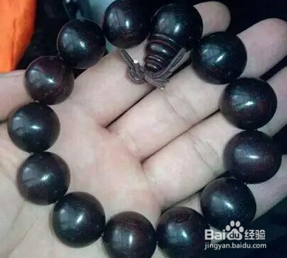 把玩小叶紫檀手串的方法