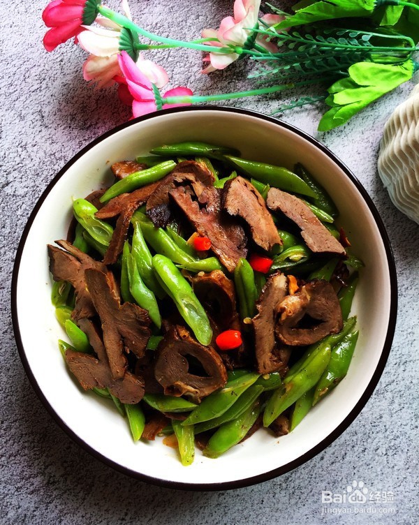 怎样做开胃养颜的四季豆炒卤猪心呢
