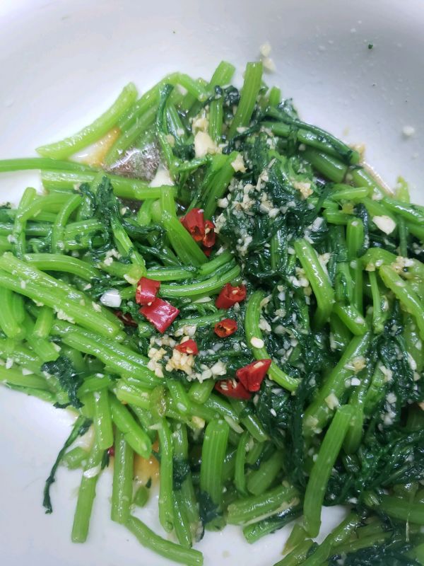 清香爽脆凉拌茼蒿