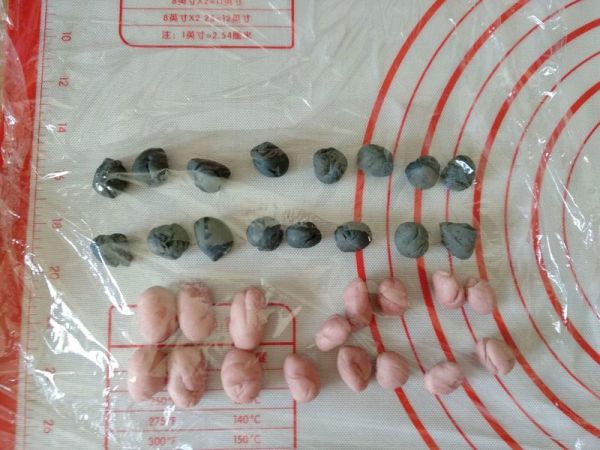 丑萌奶牛豆沙面包