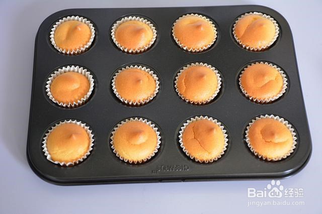 松软蓬松可妮兔纸杯蛋糕