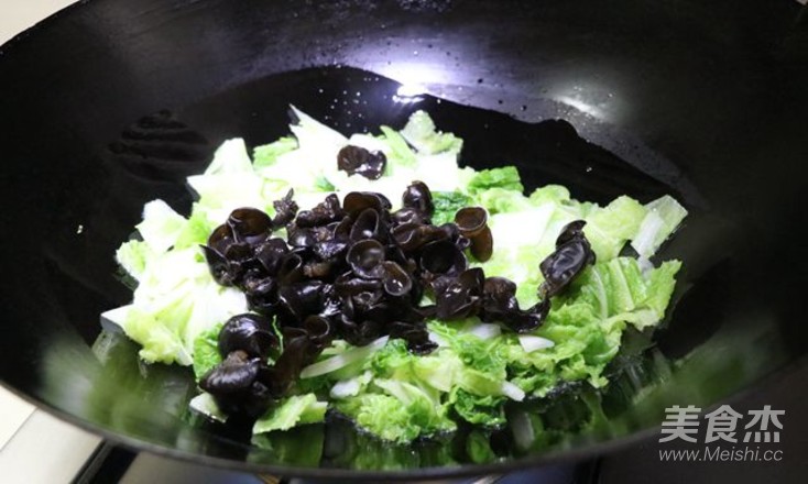 白菜炒木耳的做法