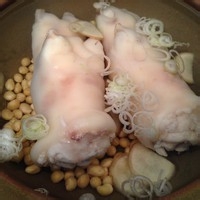 黄豆猪脚汤的家常做法_黄豆猪蹄汤怎么做