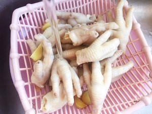 “销魂”卤鸡爪的做法