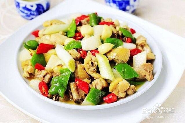 制作美味的山药芦花鸡