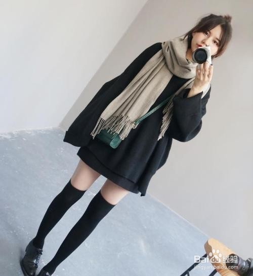 黑色长筒袜怎么搭配衣服