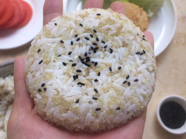 鸡胸肉饼藜麦饭汉堡