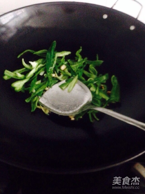 青椒炒平菇的做法