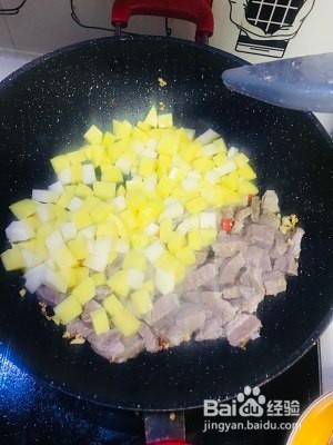 如何制作香辣的土豆咖喱胡萝卜牛腩盖饭？