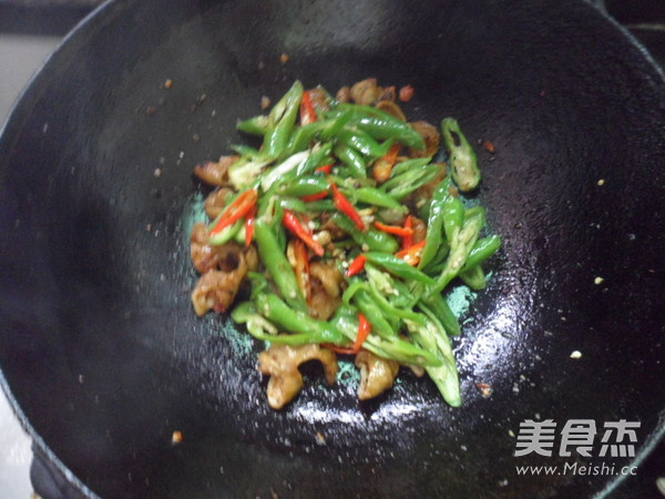 双椒炒肥肠的做法