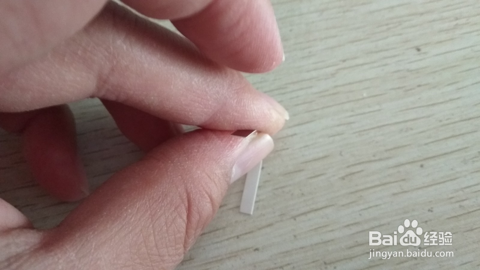 如何用两个长方形硬卡纸做两面放中性笔的支架