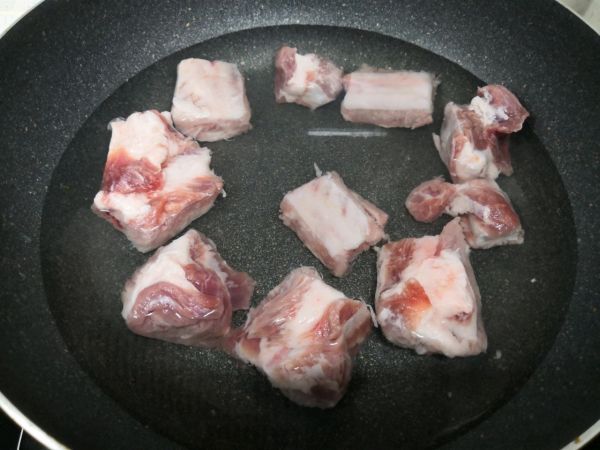 家常土豆炖排骨