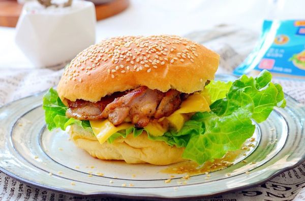 黑椒鸡腿肉芝士菠萝堡