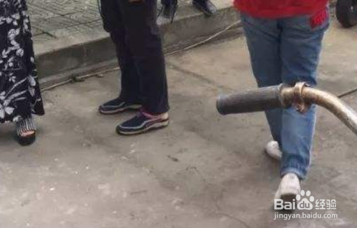 小区楼内有人占用公共部位盖房怎么办