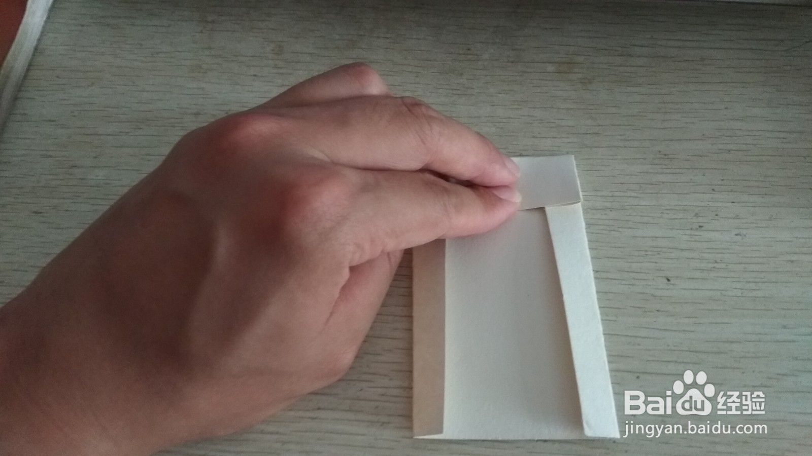 如何用一块长方形素描画纸做简易的手机的支架