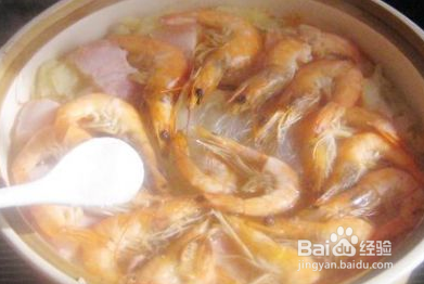 咸肉鲜虾白菜煲的做法