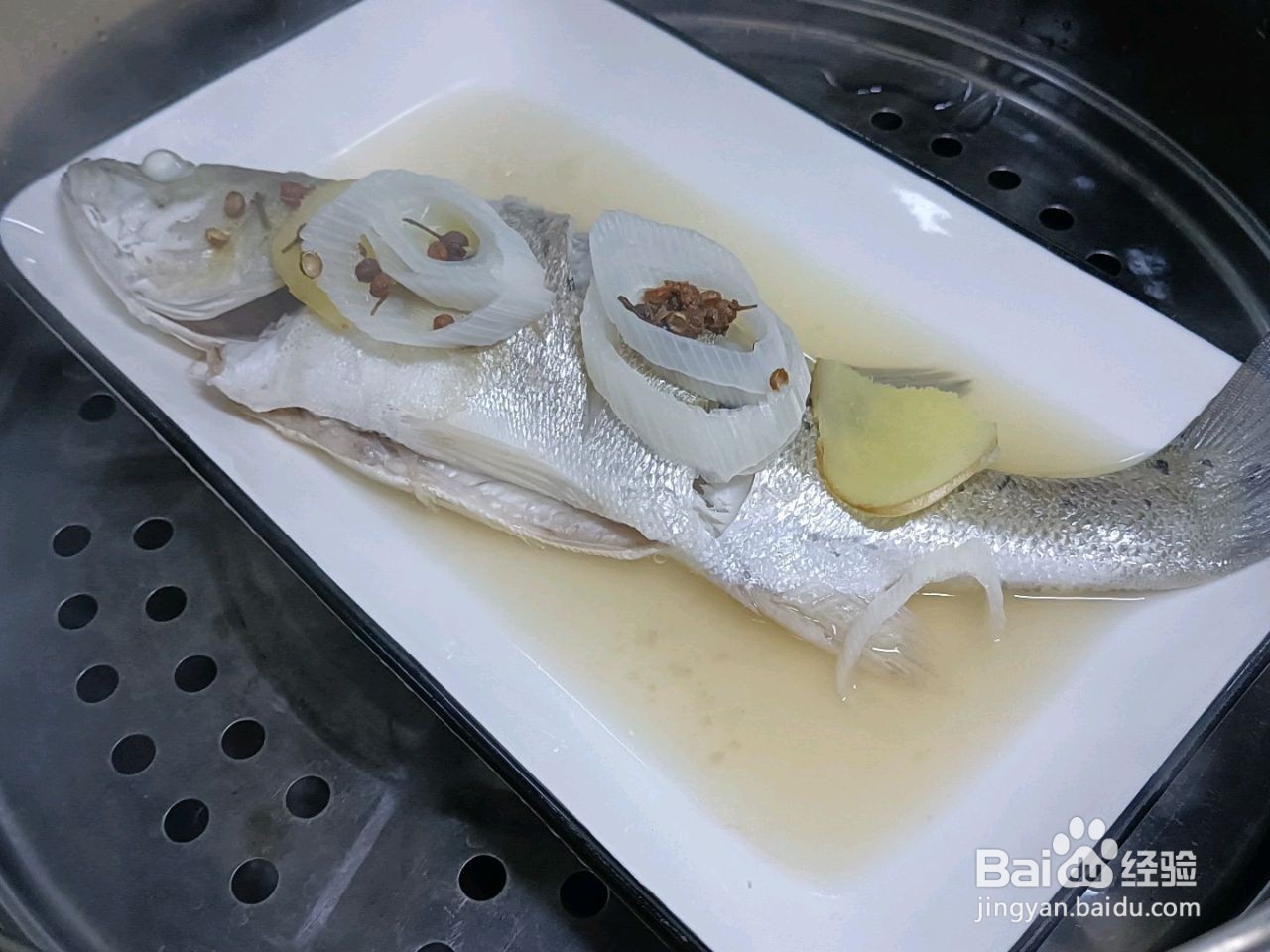 油泼鲈鱼的做法