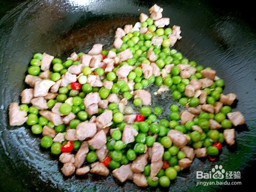 豌豆炒肉丁的做法