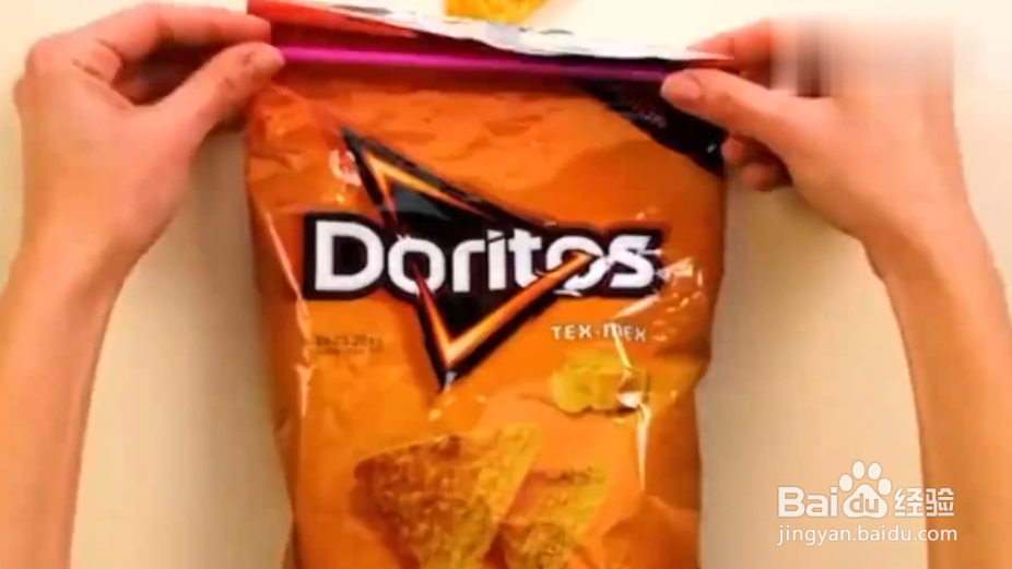 如何用零食纸盒和吸管制作简易的用品?