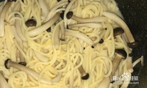 白汁蟹味菇拌意大利面的制作方法