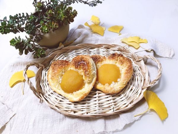 黄桃椰蓉心形面包