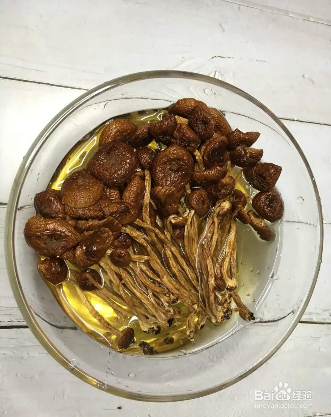 茶树菇红萝卜煲猪骨汤