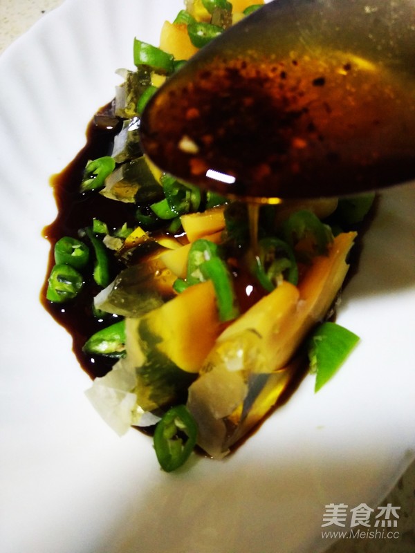 青椒拌皮蛋的做法