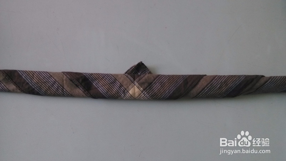 直立三角形和花结的餐巾做法