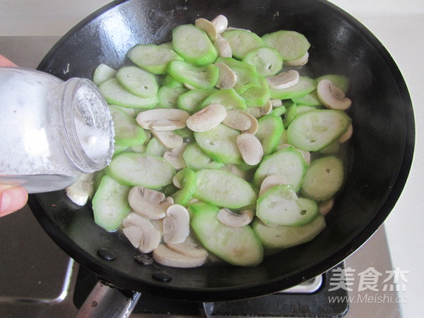 口蘑丝瓜炒鸡蛋