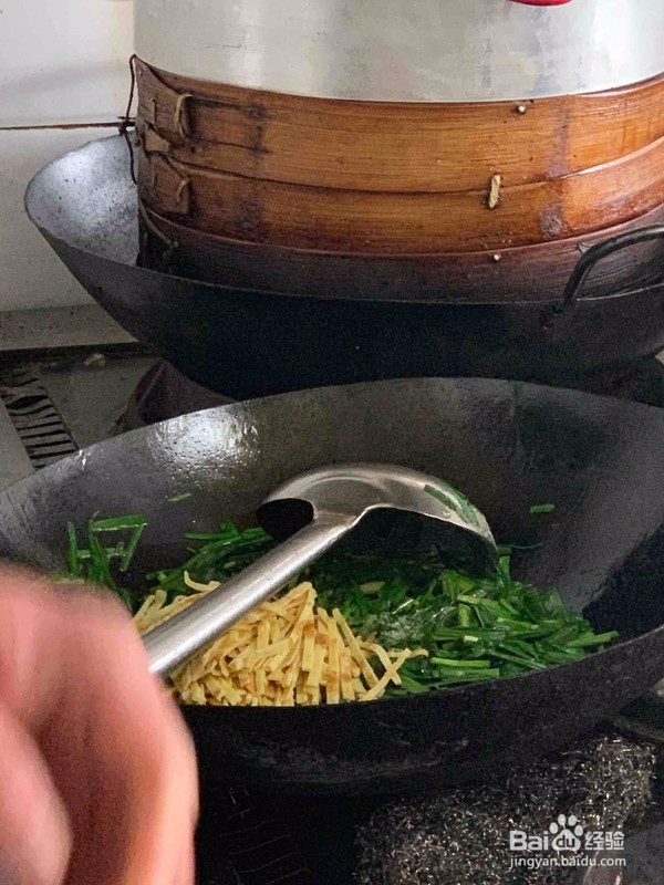 韭菜炒蛋皮的做法