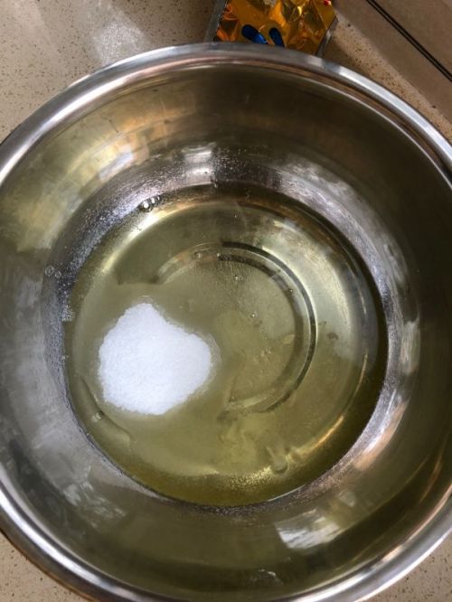 将蛋清倒入另外一个干净无水无油的大盆中,里面加入96克白糖