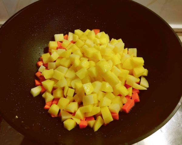 鸡肉口蘑炒三丁