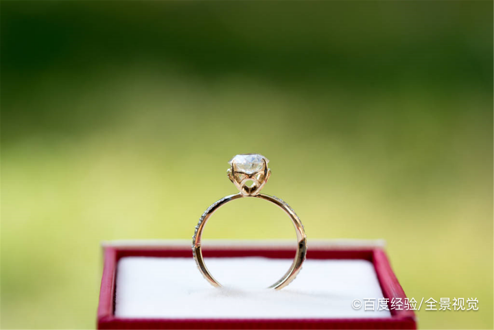 订婚后女方提出分手不退彩礼钱怎么办