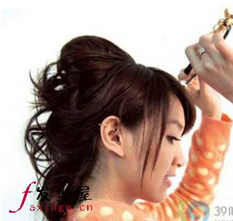 怎样打造柔美高贵淑女发髻