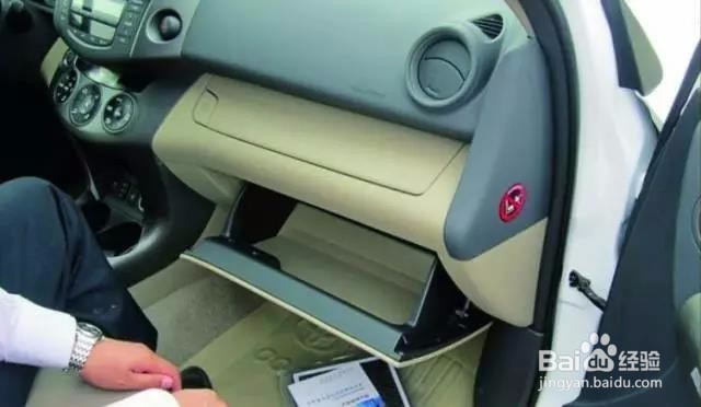 丰田 RAV4更换空调滤清器