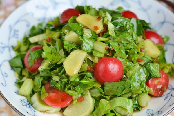 凉拌莴笋芹菜叶