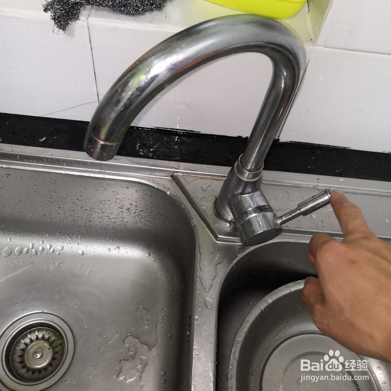 如何动手检修并更换水龙头一直滴水不顺畅方法
