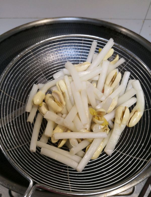 黑椒肠炒彩椒花生芽